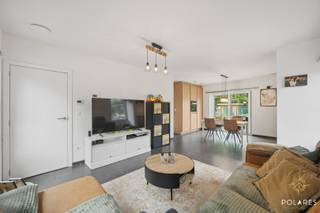 Deze recente woning uit 2024 combineert hedendaags wooncomfort met een gevoel van totale rust. Gelegen op een bijzonder rustige locatie vormt dit een ideale thuisbasis voor wie op zoek is naar kwaliteit, energiezuinigheid en een instapklare woonomgeving.<br /><br />De woning beschikt over een aangename en lichtrijke leefruimte met open keuken. Aansluitend bevindt zich een praktische berging/wasplaats die zorgt voor extra comfort en opbergruimte in het dagelijkse leven. Verder zijn er twee volwaardige slaapkamers en een moderne badkamer aanwezig. De ruime zolderverdieping biedt bovendien de mogelijkheid om eenvoudig een derde slaapkamer, bureau of hobbyruimte te creëren, waardoor de woning kan meegroeien met toekomstige woonbehoeften.<br /><br />Dankzij de recente bouwtechnieken en duurzame voorzieningen geniet deze woning van een uitstekende energieprestatie met EPC-label A. Het ventilatiesysteem type D zorgt voor een gezond binnenklimaat en de installatie van negen zonnepanelen levert jaarlijks ongeveer 2.542 kWh op. Ook het elektriciteitsattest is volledig conform.<br /><br />De woning is volledig instapklaar; enkel de schilderwerken kunnen nog naar eigen smaak worden uitgevoerd. De uiterst rustige omgeving en het open gevoel maken van deze eigendom een plek waar rust en wooncomfort centraal staan. Bovendien bevindt de woning zich op korte afstand van het prachtige Meer van Rotselaar, een geliefde locatie voor wandelen, fietsen en recreatie in een groene omgeving.<br /><br />Een bijkomende troef is dat deze recente nieuwbouw wordt verkocht onder het stelsel van registratierechten en niet onder btw, wat een aanzienlijk financieel voordeel kan opleveren ten opzichte van een klassieke nieuwbouwaankoop. Daarnaast geldt er voor deze woning een vrijstelling van onroerende voorheffing tot en met 2029, wat zorgt voor een extra financieel voordeel in de eerste jaren na aankoop.<br /><br />Bezoeken zijn mogelijk tijdens de bezoekdag op 13 juni. Inschrijven kan via www.polares.eu