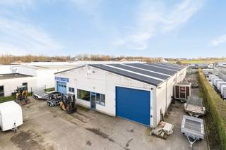 <p>Opslag- en productieruimte met instapklare woning gelegen in de Koeweidestraat te Merchtem, ideaal voor ondernemers die wonen en werken willen combineren.</p>
<p>De loods beschikt over een vrije hoogte van ca. 4,3 m tot 5,5 m en een recent vernieuwd dak met geïsoleerde sandwichpanelen.<br />Aansluitend bevindt zich een gerenoveerde woning van ca. 200 m² met 3 slaapkamers, ruime badkamer met dubbele lavabo en een goede EPC-score (B).</p>
<p>Strategisch gelegen met vlotte verbinding naar de Brusselse Ring en de A12.</p>
<p>🔹 Ideaal voor zelfstandigen en KMO’s<br />🔹 Werken & wonen op één locatie<br />🔹 Goede bereikbaarheid richting Brussel en Antwerpen</p>
<p>📞 Interesse? Contacteer ons voor meer info of een bezoek.</p>