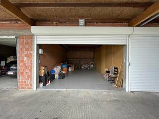 Bent u op zoek naar een magazijnruimte van 40 m²? Dit magazijn is ideaal voor opslag of kleine logistieke activiteiten en is voorzien van alle nodige faciliteiten. Dankzij het automatische rolluik is laden en lossen eenvoudig en veilig. Rolluik 1.<br /><br /><u><strong>Oppervlakte:</strong></u> 40 m² (5 m breed x 8 m diep)<br />Hoogte rolluik: 3m<br />Breedte rolluik: 5m<br />hoogte binnen magazijn: 3,80m<br /><strong><u>Kenmerken:</u></strong><br />Voorzien van verlichting<br />Elektriciteitsaansluiting aanwezig<br />Automatisch rolluik voor gemakkelijke toegang<br /><u><strong>Huurprijs:</strong></u> € 350 per maand + 16 euro onroerende voorheffing per maand<br /><strong><u>Beschikbaarheid:</u></strong> 01 okotber 2026<br />T: 056 70 52 62