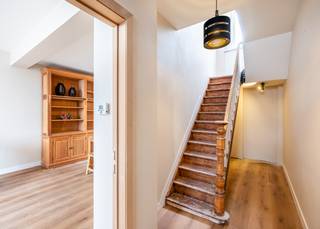 Deze gezinswoning combineert vier slaapkamers, een recent vernieuwde keuken en badkamer, een zonnig terras en EPC-label B. De ligging tegenover...