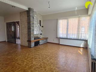 <p><span>Cette belle maison de 3 chambres à coucher avec des caractéristiques uniques se trouve près du centre de Kontich.</span></p><p><span>Proche des arrêts de bus, des magasins, des routes d'accès importantes, des écoles, ...</span></p><p><span> </span></p><p><span>Disposition :</span></p><p><span>Nous entrons dans la propriété par le côté, en empruntant la longue allée qui peut accueillir plusieurs voitures. Nous entrons dans un hall d'entrée spacieux, où nous trouvons un petit débarras pour les manteaux, une toilette séparée et les escaliers menant au premier étage.</span></p><p><span>Par le hall d'entrée, on accède au grand espace de vie avec des fenêtres sur deux côtés qui laissent entrer beaucoup de lumière.</span></p><p><span>La cuisine ouverte se trouve de l'autre côté de l'espace de vie ; elle vient d'être installée et est entièrement équipée.</span></p><p><span> </span></p><p><span>Après la cuisine, nous pouvons emprunter les escaliers pour accéder à la salle de stockage du sous-sol où il y a beaucoup d'espace de rangement.</span></p><p><span>A l'arrière du bâtiment, nous trouvons la véranda avec des placards de rangement intégrés et le branchement pour la machine à laver.</span></p><p><span>Enfin, nous trouvons la terrasse arrière et le garage. Le garage est suffisamment grand pour accueillir deux voitures ou pour servir d'espace de rangement supplémentaire.</span></p><p><span> </span></p><p><span>Au premier étage se trouvent les trois chambres, dont une plus petite et deux très spacieuses. Toutes les chambres sont équipées de placards.</span></p><p><span>Entre deux des chambres se trouve la salle de bains, qui est équipée de tout le confort : baignoire, douche, toilettes, </span></p>