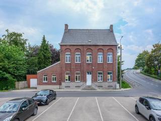 <div>
<section>
<div>
<div>
<div>
<div>
<div>
<div>
<h2>Karaktervolle pastorie met ruime tuin, 4 slaapkamers en praktijk- of kantoorruimte<span></span></h2>
<p>Bent u op zoek naar een <strong>karaktervolle woning</strong> met veel ruimte, een <strong>landelijke ligging</strong> en tal van mogelijkheden voor <strong>thuiswerk</strong>, een <strong>vrij beroep</strong> of <strong>praktijk aan huis</strong>? Dan is deze prachtige pastorie beslist een bezoek waard.</p>
<h3>Indeling</h3>
<p><strong>Kelderverdieping</strong></p>
<ul>
<li>Volledig onderkelderd.</li>
</ul>
<p><strong>Gelijkvloers</strong></p>
<ul>
<li>Ruime inkomhal, Twee afzonderlijke bureaus of praktijkruimtes, Lichtrijke leefruimte , Gezellig salon, Keuken, Berging, Wasplaats,, Gastentoilet, Garage</li>
</ul>
<p><strong>Eerste verdieping</strong></p>
<ul>
<li>Overloop, 4 volwaardige slaapkamers, Badkamer, Extra kamer, ideaal als dressing, bureau of hobbyruimte</li>
</ul>
<p><strong>Zolderverdieping</strong></p>
<ul>
<li>Ruime zolder met uitbreidings- of opslagmogelijkheden.</li>
</ul>
<h3>Troeven</h3>
<ul>
<li>Authentieke en karaktervolle pastorie</li>
<li>Rustige, landelijke ligging</li>
<li>Ruime gezinswoning met veel bewoonbare oppervlakte</li>
<li>4 slaapkamers</li>
<li>Meerdere bureauruimtes, ideaal voor thuiswerk of een vrij beroep</li>
<li>Volledig onderkelderd</li>
<li>Garage en praktische bergruimtes</li>
<li>Diepe tuin met veel privacy</li>
<li>Tal van mogelijkheden voor wonen, werken of een combinatie van beide</li>
</ul>
<p>Dit vastgoed wordt u aangeboden via het biedplatform van COVAST. Indien u belangstelling heeft om een bod uit te brengen kan dit enkel via ALBERT immo.<br />Wanneer uw bod weerhouden wordt door de verkoper zal u als koper eveneens instaan voor de betaling van het honorarium aan COVAST, dat vastgesteld is op 3,93% van de geboden prijs. Alle wettelijke opzoekingen kunt u bekomen na contactname met Albert B2B. <br /><br />Bent u op zoek naar een ruime burgerwoning met praktijk -of kantoorruimte, neem dan voor meer inlichtingen of een bezoek op afspraak contact op met ALBERT B2B, Dominique Baes op 0498/12.82.20 of via dominique.baes@albert.immo</p>
</div>
</div>
</div>
</div>
<div></div>
</div>
</div>
</section>
</div>
<div></div>