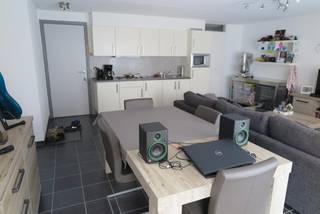 Gezellig appartement op de eerste verdieping, gelegen nabij het centrum.Via de inkom bereiken we de leefruimte met veel lichtinval, een open keuken...