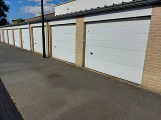 Garagebox nr. 15, gelegen in een rustige zijstraat van de Zandstraat in Sint-Andries.www.desmetpoupeyebrugge.beVoor meer info of een bezoek,...