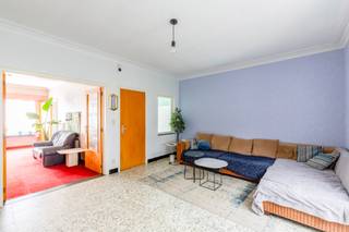 Op een gunstige locatie in Beveren vindt u deze ruime gesloten bebouwing met <strong>inpandige garage</strong> en een bijzonder praktische indeling, ideaal voor wie comfort wil combineren met toekomstmogelijkheden.<br /><br />Bij het binnenkomen valt meteen de aangename lichtinval op in de leefruimte, gelegen aan de rechterzijde van de woning. Deze ruimte loopt naadloos over in de keuken en creëert zo een gezellige en open leefomgeving. Aansluitend bevindt zich een ruime, praktische berging en een gastentoilet. Daarnaast is er eveneens een kelder aanwezig, ideaal als extra bergruimte of voorraadplaats.<br /><br />Op de eerste verdieping zijn er <strong>drie volwaardige slaapkamers</strong> en een ruime badkamer. Extra troef is de bijkomende bergruimte, die perfect kan dienen als dressing of extra opbergmogelijkheid.<br /><br />De zolderverdieping biedt een mooie opportuniteit: mits het plaatsen van een vaste trap kan deze ruimte worden ingericht als extra slaapkamers, bureau of hobbyruimte, volledig naar eigen wens in te richten.<br /><br />Buiten geniet u van een aangename en ruime tuin. Een <strong>bijkomende troef </strong>is het praktische poortje achteraan de tuin, waardoor u vlot toegang heeft voor fietsen of tuinafval. De woning beschikt bovendien over een inpandige garage, wat zorgt voor extra comfort en functionaliteit.<br /><br />Deze woning combineert een <strong>sterke basis </strong>met veel ruimte en tal van mogelijkheden, en dit op een centrale en gegeerde ligging in Beveren.<br /><br />Voor meer informatie of een bezoek kunt u contact opnemen met Emily via 0468 30 00 32 of via emily@claves.be.<br />