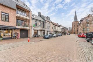 <strong>Universele handelszaak op commerciële toplocatie in Westerlo. Met achtergelegen woonst en tuin van 224 m². Dit op een zeer commerciële ligging op de Grote Markt van Westerlo. EPC Label-C | Elektriciteit conform</strong><br /><br /><strong>Ligging:</strong> Op de Grote Markt van het mooie en groene Westerlo met voldoende parkeergelegenheid voor de deur. Scholen, winkels, horeca en openbaar vervoer op wandelafstand.<br /><br /><strong>Indeling: -1: </strong>Kelder<strong> 0: </strong>handelsruimte met apart toilet | Woning met inkomhal, gastentoilet, leefruimte, keuken, eetplaats <strong>+1: </strong>3 slaapkamers, badkamer<strong> +2: </strong>zolder met vaste trap <strong>tuin:</strong> met 2 terrassen en berging.<br /><br /><strong><strong>Beschrijving: </strong></strong>
<p>Droom jij al jaren van een eigen zaak? Kom zeker eens kijken. Dit handelshuis biedt allerhande mogelijkheden voor ondernemers die op zoek zijn naar een handelspand op een centrale toplocatie in Westerlo. <br />Winkels, horeca, dienstverlening is allemaal mogelijk op deze zeer centrale locatie, in combinatie met de achtergelegen woonst.</p>
<p>Achter de winkel ligt het woongedeelte. Dit bestaat uit een inkomhal met gastentoilet en aansluitend de leefruimte met zit- en eethoek.<br />De halfopen keuken werd zeer recent vernieuwd en amper gebruikt. Ze beschikt over alle nodige en hedendaagse toestellen. Vanuit de keuken is er toegang tot de kelder.</p>
<p>Zowel vanuit de keuken als de leefruimte is er verbinding met de aangelegde tuin. Twee gezellige terrasjes en de aangelegde borders maken het hier aangenaam vertoeven.</p>
<p>Op de eerste verdieping bevinden zich drie slaapkamers. Ook de badkamer met douche in bad, lavabomeubel en toilet is hier terug te vinden.</p>
<p>Een vaste molenaarstrap brengt ons naar de zolderverdieping. Deze is ruim en loopt over de volledige breedte van de woning.</p>
<p>Ook interessant voor investeerders.</p>
<p>Voor meer info of een bezoek ter plaatse kan je contact opnemen via <strong>014/95 37 50</strong>.</p>
<p><strong>Bijzondere informatieplicht:</strong><br />Omgevingsvergunning stedenbouwkundige handelingen uitgereikt; woongebied; geen rechterlijke herstelmaatregel of bestuurlijke maatregel opgelegd; geen voorkooprecht ruimtelijke ordening; geen omgevingsvergunning voor het verkavelen van gronden.</p>
<strong></strong>