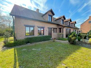 GELIJKVLOERSInkomhal 16 m² op tegel met gastentoilet en handenwasser. Leefruimte 51 m² op tegel met schuifraam naar terras.Keuken 17 m² op tegel met...