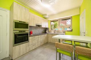 <strong>Charmante woning met 4 slaapkamers en inpandige garage gelegen in een doodlopende straat op wandelafstand van het centrum van Oud-Turnhout! Elektriciteit conform, EPC 311 kWh/m². </strong><br /><br /><strong>Ligging</strong>: de woning bevindt zich in een doodlopende straat, op wandelafstand van het centrum van Oud-Turnhout en met een vlotte verbinding naar de E34! <br /><br /><strong>Indeling</strong>: +0: inkomhal - woonkamer - keuken - wasplaats - douchekamer - inpandige garage. +1: 3 slaapkamers - badkamer - terras. +2: afgewerkte zolder/slaapkamer. <br /><br /><strong>Omschrijving</strong>: via de inkomhal lopen we binnen in de lichtrijke woonkamer dewelke voorzien is van een gezellige pelletkachel. De keuken is uitgerust met een oven, microgolf, elektrisch vuur met dampkap en een dubbele spoelbak. Aansluitend komen we in de wasplaats die dankzij haar oppervlakte nog op verschillende manieren ingevuld kan worden, denk maar aan een hobbykamer, bureauruimte, ... Hier is ook een aparte douchekamer met toiletje voorzien. Ook geeft de wasplaats rechtstreekse toegang naar de ruime inpandige garage. Achteraan komen we in de zuid georiënteerde, volledig omheinde tuin. Deze is uiterst onderhoudsvriendelijk ingericht en beschikt ook over een afdak. <br /><br />Op de eerste verdieping komen we bij de drie slaapkamers met groottes van respectievelijk 8 m², 8 m² en 10 m². De badkamer is uitgerust met een ligbad, lavabo en een toilet. Via één van de slaapkamers kunnen we ook het terras van maar liefst 40 m². Hier is het heerlijk vertoeven in de ochtendzon! <br /><br />De zolder werd door de huidige eigenaar reeds afgewerkt en kan dus ook gebruikt worden als extra slaapkamer of opslagruimte! <br /><br /><strong>Bijzondere informatieplicht</strong>: in aanvraag.