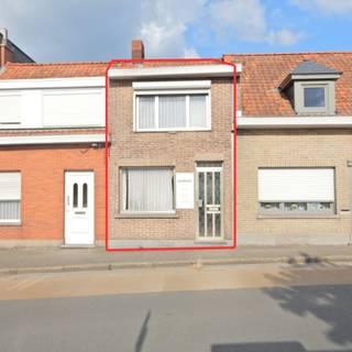 Bent u op zoek naar een interessant renovatieproject of een perceel met heropbouwmogelijkheden?<br />Deze woning, gelegen in het centrum van Tielt en op een steenworp van de Ringlaan, biedt tal van opportuniteiten.<br />Dankzij de gunstige ligging geniet u van een vlotte bereikbaarheid en bevinden winkels, scholen, openbaar vervoer en andere voorzieningen zich op wandelafstand. <br />Deze eigendom is uitermate geschikt voor investeerders, projectontwikkelaars of handige doe-het-zelvers die op zoek zijn naar een pand met potentieel op een gegeerde locatie.<br />Er zijn goedgekeurde plannen voor verbouwing/heropbouw aanwezig.<br /><br />De woning werd gebouwd in 1850-1874.<br />Het perceel heeft een totale oppervlakte van 90 m² en een bewoonbare oppervlakte van 87 m².<br /><br />Algemeen:<br />- EPC 652 - label F<br />- Renovatieverplichting<br />- Blanco bodemattest<br />- Niet conforme elektrische keuring<br />- Niet asbestveilig<br />- Stookolietank aanwezig<br />- Nabij de Ringlaan en belangrijke invalswegen<br />- Tal van mogelijkheden om de woning volledig naar eigen smaak en wensen te realiseren<br />- Vrij bij akte<br />- Vg, Wg, Gmo, Gvkr, Gvv<br /><br />