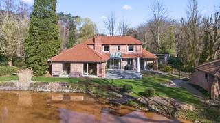 Zeer rustig en uitzonderlijk gelegen villa op een achterliggend perceel van 30 are 48 ca met private toegangsweg, grote vijver en zeer...
