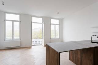 Dit elegant en lichtrijk appartement op de tweede verdieping maakt deel uit van een volledig gerenoveerd project, waar hedendaags comfort en...