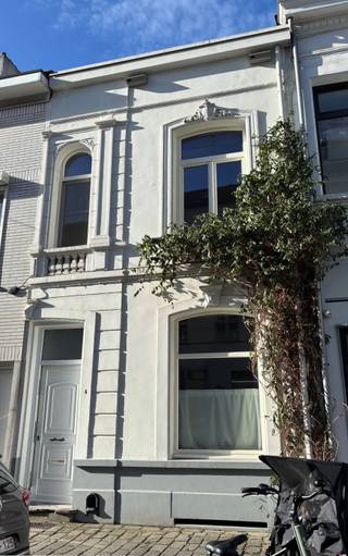 Locatie<br />Gelegen in de Kleinehondstraat, een rustige zijstraat van de levendige Dageraadplaats, bevindt deze woning zich in het hart van de hippe Zurenborgwijk. Dankzij de uitstekende bereikbaarheid naar het centrum, de Ring en het openbaar vervoer (Station Berchem, tram en bus) geniet u hier van een ideale combinatie van rust en stadsleven. Groot aanbod aan scholen in de buurt. <br />De woning is beschikbaar vanaf 1 maart.<br /><br />Indeling<br />Op het gelijkvloers betreden we de woning via de originele inkomhal met authentieke vloertegels. De open leefruimte bestaat uit een gezellige zithoek aan de straatzijde die naadloos overgaat in de eetruimte. Aansluitend bevindt zich de lichtrijke, volledig uitgeruste keuken met veel bergruimte. Vanuit de keuken heeft u toegang tot het westgerichte stadsterras van 10 m².<br />Op de eerste verdieping bevindt zich een royale slaapkamer van 16,5 m² met veel natuurlijke lichtinval en uitzicht op de Sint-Norbertuskerk. Daarnaast is er een ruime badkamer van 10 m².<br />De tweede verdieping beschikt over twee extra slaapkamers:<br />•Een grote slaapkamer van 16,5 m² met een extra mezzanine (ideaal als slaapruimte, zithoek of bergruimte)<br />•Een derde slaapkamer van 9,5 m²<br />Tot slot is er een praktische kelder aanwezig.<br /><br />Bijzonderheden<br />•Energiezuinig (EPC B – 192 kWh/m²)<br />•Zonnepanelen met batterij (lagere energiekosten)<br />•Individuele meters<br />•CV op gas<br />•Mobiscore 9,6/10