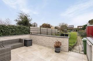 Top gelegen ruime gezinswoning met garage en tuin op wandelafstand van het centrum , scholen, station en warenhuis. De woning omvat op het gelijkvloers: inkomhal, salon, eetkamer, open ingerichte keuken met toestellen, ingerichte badkamer met ligbad met douchescherm, toilet en lavabo en dressing/slaapplaats. Op de verdieping bevinden zich nog 2 slaapkamers en een luik met toegang naar de zolder. De elektrische installatie is conform en overal zijn er ramen met dubbel beglazing. De centrale verwarming gebeurt met aardgas condensatieketel. Kom snel een kijkje nemen in misschien wel je nieuwe woonst.