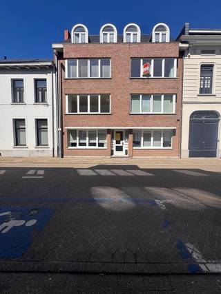 <br />Dit zeer goed onderhouden appartement op de eerste verdieping bevindt zich op wandelafstand van het charmante centrum van Herentals, winkels, openbaar vervoer, scholen, .... Indeling; inkomhal met vestiaire ruimte, zeer ruime woon-en eetkamer met veel lichtinval, keuken, afzonderlijke toilet, berging voor was- en droogmachine, badkamer en ruime slaapkamer met terras. Alle meters van gas, water en elektriciteit zijn afzonderlijk. Lift aanwezig. EPC 176 m². Voor meer informatie of vrijblijvend plaatsbezoek 0488/60.05.07