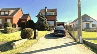 Charmante woning met ruime tuin, weide en grote garage/werkhuis op toplocatie<br /><br />Bent u op zoek naar een woning met karakter, ruimte en tal van mogelijkheden? <br />Deze charmante woning op een perceel met tuin én een weide van maar liefst 30 are biedt een unieke kans voor wie houdt van buitenleven, hobbyruimte of dieren.<br /><br />Indeling gelijkvloers:<br />Via de inkomhal betreedt u de gezellige woning met een lichtrijke zithoek en eetplaats. <br />Aansluitend bevindt zich de keuken en een praktische stookplaats. <br />Daarnaast is er een extra kamer die perfect kan dienen als tweede zithoek, hobbyruimte of ruime berging. <br /><br />Vanuit de woning heeft u toegang tot een knus overdekt terras waar het heerlijk vertoeven is.<br /><br />Buitenruimte:<br />De eigendom beschikt over een ruime tuin met daarachter een weide van 30 are – ideaal voor dierenliefhebbers of wie op zoek is naar rust en ruimte. <br />Bovendien is er een uitzonderlijk grote garage/werkhuis van maar liefst 133 m², perfect voor zelfstandigen, hobbyisten of opslag.<br /><br />Verdieping:<br />Op de eerste verdieping vindt u 3 volwaardige slaapkamers en een badkamer.<br /><br />Extra troeven:<br /><br />Bouwjaar 1965<br />Woning met veel potentieel (op te frissen naar eigen smaak)<br />Groot werkhuis/garage van 133 m²<br />Perceel met tuin en weide (30 are)<br />Ideaal voor dierenliefhebbers<br />Centrale ligging nabij winkels en voorzieningen<br />Vlotte verbinding naar autosnelweg richting Leuven en Brussel<br /><br />Deze eigendom combineert ruimte, ligging en mogelijkheden – een buitenkans voor wie op zoek is naar een woning met karakter en uitbreidingspotentieel.<br /><br />Prijs bespreekbaar!<br /><br />Interesse? Contacteer ons voor een bezoek!<br /><br />EPC: 746 kWh/m² - UC: 20230730-0002954032-RES-1<br />(Woongebieden met landelijk karakter/agrarische gebieden-Vergunning-Geen verkavelingsvergunning-Voorkooprecht-Geen rechterlijke herstelmaatregel of bestuurlijke maatregel opgelegd)<br />Bestuursmaatregelen in het maatregelenregister: nee