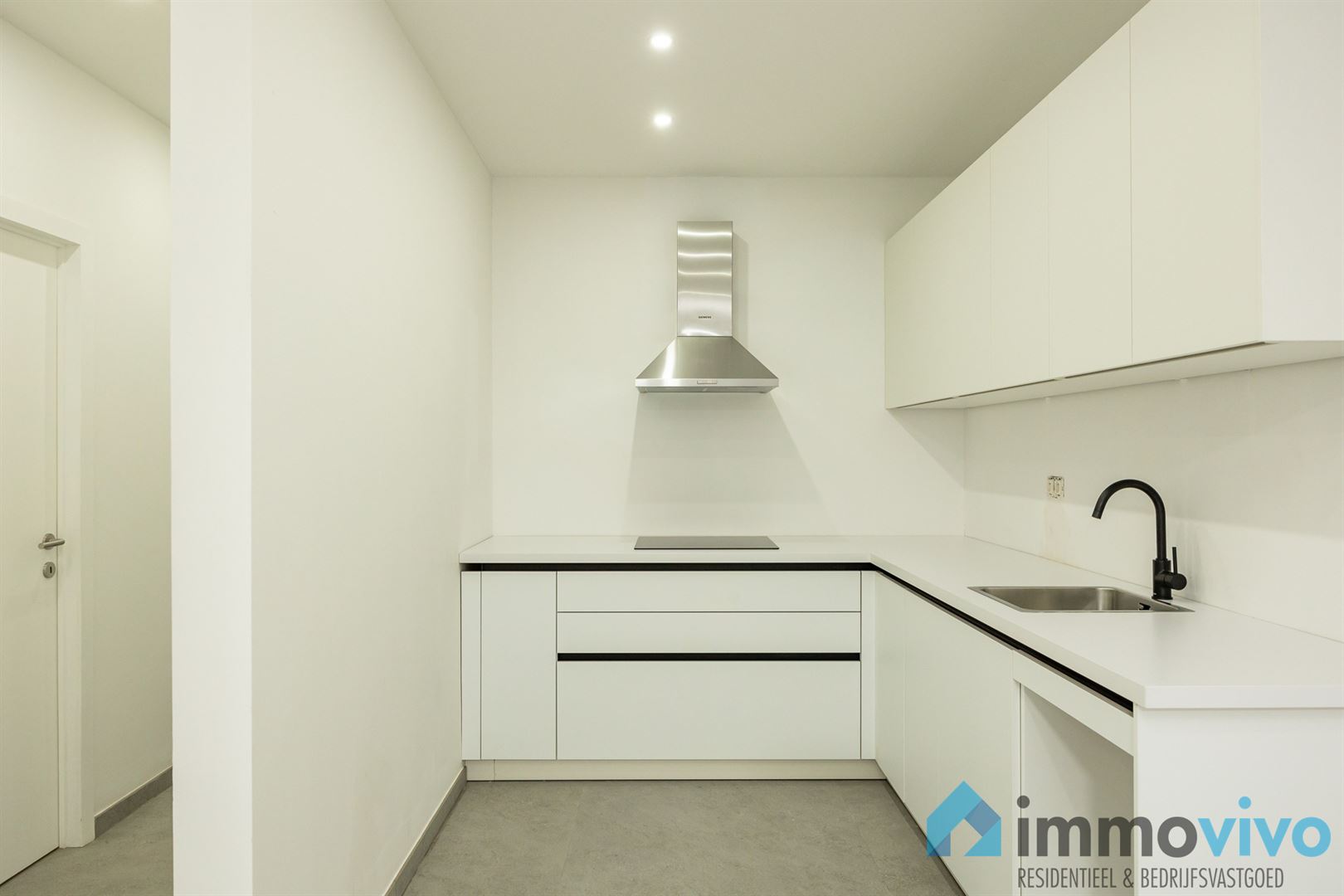 Gerenoveerd gelijkvloers met 2 slaap- en badkamers, terras en tuin - foto 4