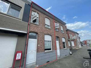 Gelegen in het centrum van Moerbeke, stellen wij u deze op te frissen woning voor met zuid gerichte tuin en garage op 1are61. Deze woning bestaat...