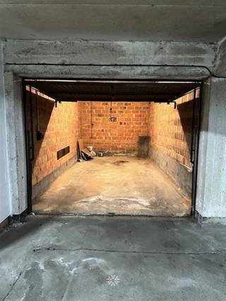 Looking for a garage box for sale for a car or storage of stuff in Sint-Denijs-Westrem ? We have what you are looking for: The assets:- spacious...