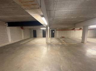 <p>Bent u op zoek naar een veilige parkeeroplossing of een interessante investering? Deze drie ondergrondse garageplaatsen, gelegen aan de Kleine Steenweg 67 in Wilrijk, bieden een uitstekende opportuniteit voor zowel particulieren als investeerders.</p><p>De parkeerplaatsen bevinden zich in een afgesloten ondergrondse garage en zijn vlot toegankelijk. Dankzij de centrale ligging in Wilrijk zijn ze ideaal voor buurtbewoners, pendelaars of eigenaars van nabijgelegen appartementen die op zoek zijn naar extra parkeergelegenheid.</p><p>De vraag naar parkeerplaatsen blijft stijgen, waardoor deze garages niet alleen praktisch zijn voor eigen gebruik, maar ook een interessante investering vormen met verhuurpotentieel.</p><p><strong>Prijs: €15.000 per parkeerplaats.</strong></p><p>Een betaalbare en zorgeloze investering op een gunstige locatie in Wilrijk!</p><p>Rechtstreeks te koop van eigenaar.</p><p>Bel gerust voor meer info 0456 83 87 68</p>