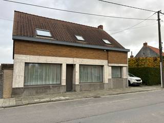 In het landelijk en rustige Waterland-Oudeman vind je deze verrassend ruime woning met volwaardige slaapkamers en bureau (evt 4de slaapkamer).Iemand...