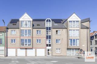 Dit <strong>perfect instapklaar</strong> appartement telt <strong>twee ruime slaapkamers</strong> en ligt op op fietsafstand van het Gentse stadcentrum.<br /><br />Via de ruime inkomhal met berging en gastentoilet kom je in de heel ruime en <strong>bijzonder lichtrijke leefruimte </strong>met parketvloer. Zelfs op een grijze dag geniet je hier van aangenaam natuurlijk licht. Aan de achterzijde bevindt zich een terras, aan de voorzijde heb je een mooi open <strong>zicht op het water</strong>. Aansluitend is er de volledige voorziene keuken met praktische berging. Verder zijn er de twee volwaardige slaapkamers en een ruime badkamer. <br /><br />Naast de lichtinval en de ruime ruimtes, wordt het appartement gekenmerkt door haar <strong>energiezuinigheid </strong>met een <strong>EPC-label A</strong>. Op de gelijkvloerse verdieping is er de private, afgesloten <strong>garagebox </strong>die dient aangekocht te worden voor €25.000. <br /><br />Dankzij de ligging, indeling en staat van het appartement is dit ook ideaal als investering met mooie verhuurmogelijkheden. <br /><br />Interesse in dit instapklaar, goedgelegen en ruime appartement? <strong>Contacteer Gijs</strong> voor een bezoek ter plaatse via <strong>gijs@convas.be</strong> of<strong> 0492 84 48 24</strong> (telefonisch of via Whatsapp).