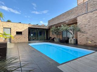 Welkom bij deze unieke eigendom, waar u wonen, werken en opslag perfect kunt combineren!<br />Dit multifunctioneel gebouw, die momenteel ingedeeld is als sauna en winkel, 2 duplexappartementen en ruime garage/opbergplaats, staat te koop op een commerciële ligging recht in het centrum van Kuurne!<br /><br />Hieronder vindt u de omschrijving van de huidige indeling van het gebouw.<br /><br />1) Handelsruimte / Wellness<br />Via de ingang komt u binnen in de ruime inkomhal. Op het einde vindt u de welnessruimte, waar er zich momenteel een sauna, buitenzwembad, en jaccuzi bevinden. Daarnaast zijn er uiteraard enkele saunaruimtes ter beschikking en is er nog een extra ruimte om te ontspannen. Tot slot is er vanachteren nog een extra bureauruimte.<br /><br />Via de trap komt u boven in een grote polyvalente ruimte terecht. Deze kan omgebouwd worden naar een derde wooneenheid. <br /><br />2) Garage/opbergplaats/magazijn<br />Via de elektrische poort heeft u toegang tot de ruime garage, die momenteel gebruikt wordt als opslagplaats.<br /><br />3) Drie slaapkamer duplexappartement van +/- 200 m²<br />Via de inkomhal met trap gaat u naar de eerste verdieping, waar zich de ruime leefruimte met open en volledig ingericht keuken bevindt. De keuken is uitgerust met koelkast, oven microgolf, kookplaat en dampkap.<br />Naast de keuken is er een extra praktische berging.<br />Verder zijn er op het eerste verdiep een apart toilet en een extra berging met voorziening voor de wasmachine.<br />Op de tweede verdieping van het appartement bevinden zich drie volwaardige slaapkamers alsook een ruime badkamer met dubbele lavabo, douche, ligbad en een infraroodcabine.<br /><br />Tot slot is er nog een aangenaam en zonnig terras en een zolderruimte.<br /><br />4) Twee-slaapkamer duplexappartement van +/- 100 m²<br /><br />Bij het betreden van het appartement komt u binnen bij de leefruimte, met aansluitend een halfopen keuken. De keuken is uitgerust van fornuis, dampkap, frigo en oven. Naast de keuken is er een aparte praktische berging.<br />Verder is er op de eerste verdieping nog een apart toilet.<br /><br />Op de tweede verdieping van het appartement bevinden zich twee volwaardige slaapkamers alsook een badkamer met lavabo en douche.