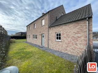 Deze woning is gelegen in een rustige doodlopende straat en toch dicht bij het centrum van Lochristi. De woning omvat: inkomhal met apart toilet, ruime lichtrijke living, grote ingerichte keuken, wasplaats met douche, bureau of slaapkamer en garage met zolderruimte. De eerste verdieping omvat: ruime nachthal, 4 slaapkamers waarvan één met dressingruimte en ruime badkamer met ligbad, inloopdouche, toilet en kast met dubbele lavabo. Er is ook een ruime zolder aanwezig boven de garage en boven op de kleinste slaapkamer.<br />Beschikbaar vanaf 1/5/2026.<br />De huurprijs is 1550€/maand.<br />Interesse in deze prachtige alleenstaande woning? Mail ons met jouw naam EN telefoonnummer: info@loimmo.be<br />Wij contacteren u na het invullen van de inlichtingenfiche, geen telefonische afspraken!