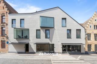 Kwalitatief appartement met 2 slaapkamers en riante buitenruimte bestaande uit een terras en tuintje die samen +/-34 m² meten, gelegen in het gerenommeerde nieuwbouwproject "Gouden Boom" in het centrum van Brugge, waar heden en verleden hand in hand gaan door de combinatie van een moderne architectuur met respect voor de rijke geschiedenis van deze voormalige brouwerijsite. <br /><br />Graag nemen wij u even mee doorheen dit appartement: via de inkomhal komt u in de ruime leefruimte. De leefruimte is voorzien van een mooie parketvloer en is ingedeeld in een zitgedeelte, een eetplaats en annex een open keuken uitgerust met een omvangrijk kookeiland en aansluitend wasberging. <br />Vanuit de zithoek heb je zicht op het aangenaam terras + tuintje waar u zonder problemen plaats heeft voor een grote eettafel en ligstoelen. <br /><br />Voorts beschikt dit appartement over twee slaapkamers, badkamer met douche en dubbele lavabo en apart toilet. <br /><br />In de prijs van het appartement is bovendien een praktische kelderberging inbegrepen, en er is ook een mogelijkheid om een ondergrondse autostaanplaats aan te kopen in het garagecomplex (€ 45.000). Het appartement is afgewerkt met kwalitatieve en duurzame materialen zoals parketvloeren en is bijgevolg volledig instapklaar. Contacteer ons snel voor een bezoek aan dit fantastische eigendom in het hart van onze stad! www.delbecque.immo
