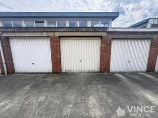 Veilige en vlot toegankelijke garagebox te koop met inrit naast Gemzenstraat 39.<br />Ideaal voor het parkeren van een wagen, moto of als extra opslagruimte. Goede bereikbaarheid en gelegen in een rustige omgeving.<br />Interesse?<br /><br />Neem gerust contact op voor meer informatie of een bezoek.