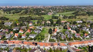 <span>In het hart van de Magere Schorre, in een bijzonder gegeerde omgeving van Het Zoute, ligt deze bouwgrond van ca. 855 m² (incl. oprit en toegangspad). Het perceel maakt deel uit van een exclusieve, kleinschalige verkaveling en biedt tal van mogelijkheden voor het ontwerpen van een stijlvolle villa op maat. U geniet hier van een serene, groene omgeving met optimale privacy, terwijl de Royal Zoute Golf Club en het centrum van Knokke zich op korte afstand bevinden. Een unieke kans om te bouwen op een toplocatie met een uitzonderlijk investeringspotentieel.</span>
