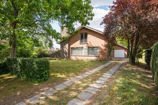 Welkom in deze karaktervolle woning, gelegen langs de Oostveldstraat in Eeklo. Deze ruime gezinswoning, gebouwd eind jaren ’60, straalt charme...