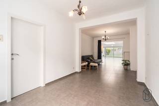 Instapklare gezinswoning met 5 slaapkamers, 2 badkamers en ruime tuin in het centrum van Ronse en op 3 minuten van het station!INDELING: inkomhal,...