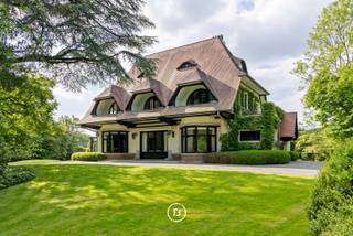 Deze prachtige villa, gebouwd in 1907 onder het toeziend oog van Fernand Bodson, is gelegen aan de rand van Ukkel en Sint-Genesius-Rode. Het...