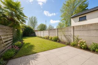 Achter deze gevel schuilt een woning die <strong>veel groter is dan je zou vermoeden</strong>. Met <strong>tot 5 slaapkamers, 3 badkamers, een grote garage, een gezellige tuin en een zonnig dakterras</strong> biedt ze alle ruimte voor een groot gezin, een zelfstandige activiteit of wie gewoon graag royaal woont.<br /><br />Ja, het interieur vraagt een opfrissing. Maar net daarin schuilt haar grootste troef: <strong>je maakt er stap voor stap een thuis van die volledig jouw stijl uitstraalt</strong>. En het beste nieuws? <strong>De grote kosten zijn al achter de rug.</strong> Het dak, de ramen, de deuren en de verwarming zijn al in goede staat.<br /><br />De foto's tonen de woning <strong>netjes opgeruimd en verzorgd</strong>, zodat je haar mogelijkheden optimaal kunt inschatten. <strong>Er werden geen structurele aanpassingen uitgevoerd</strong>: wat je ziet, is ook wat je tijdens een bezoek zult ervaren.<br /><br /><strong>Zoek jij vooral ruimte, een toplocatie én een woning waarin je jouw eigen verhaal kunt schrijven?<br /><br />Kom dan kijken. De kans is groot dat deze woning je positief zal verrassen.<br /><br />📞 Bel Alexander vandaag nog op 0476 62 30 37 en plan je bezoek.</strong><br /><br />CV: aardgas<br />EPC: 461 kWh/m² (E-label) – Oppervlakte perceel: 172 m<sup>2</sup> – Bruto vloeroppervlakte: 201 m<sup>2</sup> (excl. garage, terras en tuin)<br /><br />Stedenbouwkundige inlichtingen: bouwvergunning, geen verkavelingsvergunning, woongebied, geen voorkooprecht, geen rechterlijke herstelmaatregel of bestuurlijke maatregel opgelegd.<br />Geen overstromingsgevoelig gebied: P-score: A, G-score: A.<br />Dit pand is onderhevig aan de renovatieverplichting.