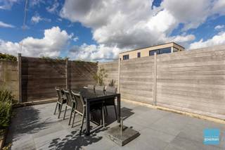 Te koop te Aalst!Gerenoveerde woning met 8 zonnepanelen, groendak en ruim terras in een rustige doodlopende straat vlakbij het centrum van Aalst.Op...