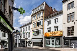 <p><strong>Handelszaak met verhuurpotentieel op topligging</strong></p>
<p>Dit veelzijdige gebouw voor gemengd gebruik is ideaal gelegen op de markt van Geraardsbergen, midden in het commerciële hart van de stad. Op het gelijkvloers bevindt zich een handelszaak met uitstekende zichtbaarheid en passage. De woning zelf omvat 2badkamers, keuken en vijf slaapkamers, wat ruime mogelijkheden biedt voor kamer- of residentiële verhuur.<br />Dankzij de aanwezige lift is het pand bovendien vlot toegankelijk.<br />Een unieke opportuniteit voor wie wonen, ondernemen en investeren wil combineren op een centrale ligging.</p>
<p>Interesse? Contacteer Katrien vandaag nog voor een persoonlijke rondleiding.<br />0473/42.76.99 – katrien@cornelis-partners.be<br /><br /><strong>Bieden vanaf € 249.000</strong></p>