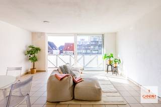 Dit appartement op de tweede verdieping in de Filips Bethuysstraat 14 in Sint-Amandsberg biedt een aangename en praktische woonomgeving. De leefruimte heeft een <strong>grote raampartij</strong> naar het <strong>balkon </strong>dat <strong>zuidwest </strong>georiënteerd is waardoor je de hele dag door kan genieten van veel natuurlijk licht en zon. De keuken sluit mooi aan op de woonkamer en is <strong>functioneel </strong>ingericht. Aan de keuken vind je de toegang naar de berging, ideaal voor het plaatsen van een wasmachine en droogkast. Langs de inkomhal vind je de toegang naar de slaapkamer en badkamer. Het appartement is <strong>op te frissen</strong> en biedt daardoor de perfecte kans om het volledig naar eigen smaak in te richten. Er is bovendien nog een extra private <strong>kelderberging</strong> wat voor extra opslagruimte zorgt. Bij het appartement hoort een <strong>ondergrondse garagebox</strong> die mee aangekocht moet worden en <strong>26.000 euro </strong>bedraagt.<br /><br />Het appartement geniet van een uitstekende uitvalsbasis met verschillende buurtwinkels en recreatiemogelijkheden in de buurt, alsook het openbaar vervoer en de nabijheid van het treinstation (Dampoort). Door de ligging is het ideaal als investering of voor studerende kinderen.<br /><br /><strong>! De betaling van isolatie van voor- en achtergevel werd afgerond. Na deze werken bedraagt het appartement EPC E.</strong><br /><br />Ben je geïnteresseerd in dit appartement en wil je graag een bezoek plannen? Neem dan contact op met Laura via: <strong>0492 07 26 62</strong>