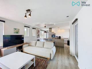Op zoek naar een appartement waar comfort, technologie en een uitstekende ligging hand in hand gaan? Dan zal dit stijlvolle appartement aan de rand van het centrum u zeker weten te bekoren.<br /><br />Dankzij de rustige ligging geniet u hier van het beste van twee werelden: alle dagelijkse voorzieningen bevinden zich op wandelafstand, met winkels, scholen en een tramhalte vlakbij, terwijl u binnen slechts twaalf minuten het strand bereikt. Een ideale uitvalsbasis voor zowel permanente bewoning, een tweede verblijf als een slimme investering.<br /><br />Gelegen op de eerste verdieping en bereikbaar via een brede trap, baadt het appartement in natuurlijk licht dankzij de grote raampartijen die een aangename en open sfeer creëren. Binnen geniet u van hedendaags wooncomfort met slimme domotica, een videofoon, op afstand bedienbare verwarming en airconditioning in de slaapkamer.<br /><br />De ruime slaapkamer verwelkomt u elke ochtend met een prachtige zonsopgang. De moderne keuken vormt het hart van de woning en is uitgerust met een stijlvol kookeiland en kwalitatieve toestellen, waaronder een inductiekookplaat met uitbreidbare kookzone. Verder beschikt het appartement over een praktische berging met aansluitingen voor wasmachine en droogkast, een afzonderlijk toilet en een verzorgde badkamer met verwarmde infraroodspiegel.<br /><br />Op het gezellige terras geniet u in alle rust van een ontbijt in de ochtendzon. Bovendien is het appartement volledig aardgasvrij en zijn alle ramen voorzien van vliegenramen, wat bijdraagt aan een duurzaam en comfortabel woonklimaat.<br /><br />Momenteel is het appartement permanent verhuurd, waardoor het meteen een interessante opbrengsteigendom vormt. Dankzij de combinatie van ligging, comfort en energiezuinige voorzieningen is dit ook een uitstekende keuze voor wie op zoek is naar een zorgeloos tweede verblijf aan de kust.<br /><br />Een modern appartement met een warme uitstraling, slimme technologie en een strategische ligging. Een buitenkans die u niet mag missen.<br /><br />Dit appartement wordt aangeboden met een startprijs van € 199.000 en een richtprijs van € 215.000.<br />Elk bod zal door de eigenaar in overweging genomen worden.
