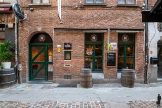 Woonhuis met café/restaurantDit woonhuis met café/restaurant is gelegen in de Wijngaardstraat, één van de gezelligste straten van Antwerpen. Een...
