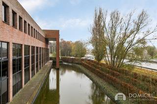 Roeselare, stadsrand: Vlot bereikbare zeer ruime open en lichtrijke kantoorruimte (307m2) met parking aan ring van Roeselare<br /><br />Indeling: 6,8m x 6,12m en 20,75m x 12m, hoogte 2,63m<br /><br />Vlot bereikbaar via E403 en Ring Roeselare<br />Gemeenschappelijk toilet<br />Kitchinette mogelijk<br /><br />Mogelijkheid om parkings bij te huren:<br />5 Buitenparkings: 396 €/maand<br />3 Binnenparkings: 238€/maand<br /><br />Syndic: 550€/maand; inbegrepen: verzekering, onderhoud en herstellingen in de gemene delen, reinigen en schoonmaak gemene delen alsook de privatieve verbruikskosten van gas en water<br /><br />Bel ons vrijblijvend op voor een bezoek en info. Wij begeleiden u graag met de glimlach op zoek naar uw droomwoning &amp; commercieel pand.<br />En garanderen met veel plezier een "klare kijk" op (h)eerlijk vastgoed. T. 051/ 62 40 40