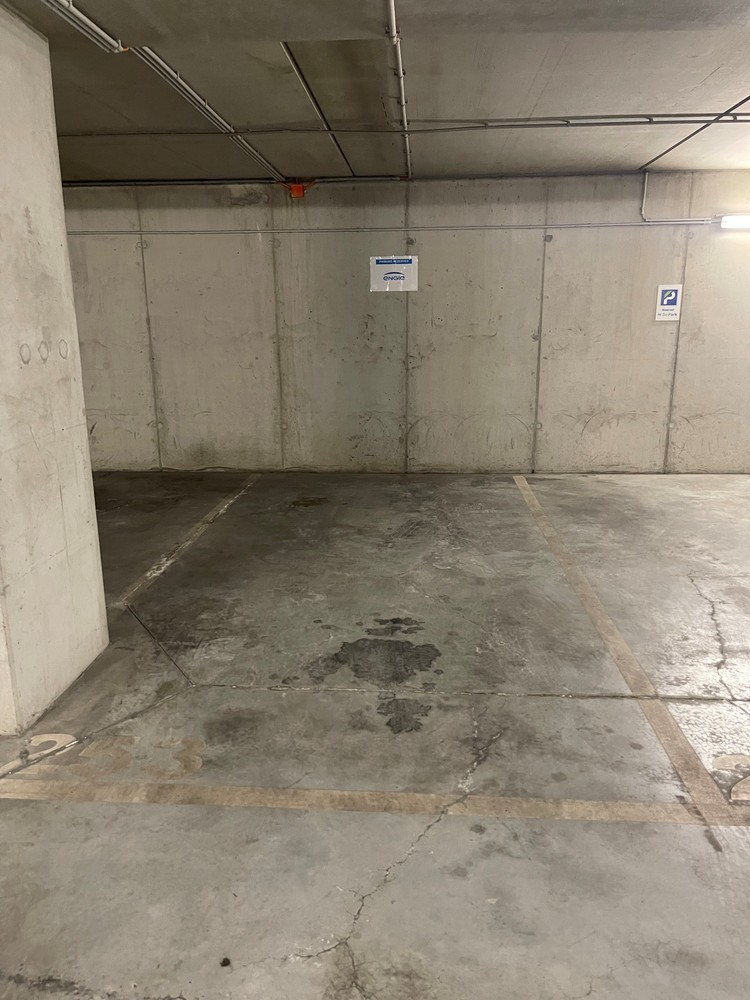 Unieke kans tot aankoop van 1 tot 3 ondergrondse garageplaatsen, gelegen in een beveiligde en goed onderhouden parkeergarage - foto 2