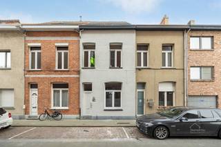 <p><span>Volledig gerenoveerde woning met vier slaapkamers in Merksem</span></p><p><span>Instapklaar wonen in Merksem? Deze recent en volledig gerenoveerde woning biedt 140 m² bewoonbare oppervlakte, vier volwaardige slaapkamers en modern comfort, in een rustige buurt met alles binnen handbereik.</span></p><p><span>Indeling</span></p><p><span>De lichtrijke woonkamer vormt het hart van de woning, met warme accenten en een open verbinding naar de eetruimte. Aansluitend vindt u de moderne open keuken, uitgerust met inductiekookplaat, oven, dampkap, spoelbak en ruime bergkasten.</span></p><p><span>De badkamer bevindt zich op hetzelfde niveau en is voorzien van een inloopdouche, toilet en aansluitingen voor wasmachine en droogkast.</span></p><p><span>De vier slaapkamers genieten allemaal van veel natuurlijk licht en zijn flexibel in te richten als slaapkamer, bureau of hobbyruimte. Zeldzaam in dit segment, want vier volwaardige kamers vindt u in deze prijsklasse niet snel.</span></p><p><span>Troeven</span></p><ul><li><span>140 m² bewoonbare oppervlakte</span></li><li><span>Vier volwaardige slaapkamers</span></li><li><span>Volledig gerenoveerd en instapklaar</span></li><li><span>EPC label B dankzij goede isolatie en verzorgde ramen</span></li><li><span>Moderne open keuken met inductie</span></li><li><span>Badkamer met inloopdouche en aansluitingen voor wasmachine en droogkast</span></li><li><span>Rustige ligging, vlot bereikbaar richting centrum Antwerpen</span></li></ul><p><span>Belangrijk om te weten</span></p><p><span>Deze woning heeft geen tuin. Voor wie liever geen tijd steekt in onderhoud, is dat net een voordeel: alle ruimte zit binnen, waar u ze het meest gebruikt.</span></p><p><span>Ligging</span></p><p><span>Merksem biedt scholen, winkels, horeca en openbaar vervoer op wandel of fietsafstand, met een vlotte verbinding naar het centrum van Antwerpen en de ring.</span></p><p><span>Interesse? Contacteer ons voor een bezoek ter plaatse.</span></p><p><span>Jessica Wojcik</span></p><p><span><span>Jessica@homeforyou.be</span></span></p><p><span>+32 488 24 97 20</span></p><p><span>7/7 bereikbaar</span></p><p><span> </span></p>