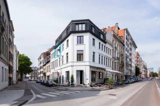Wonen op een toplocatie in Antwerpen? Dit charmante appartement in de rustige Bollandusstraat biedt de perfecte balans tussen stadsleven en comfort. Gelegen op de tweede verdieping, op wandelafstand van het bruisende Zuid en de levendige Theaterbuurt, vormt dit de ideale uitvalsbasis voor stadsliefhebbers.<br /><br />De lichtrijke leefruimte straalt een aangename rust uit, dankzij de grote raampartijen en een slimme, open indeling.<br />De moderne keuken is volledig uitgerust en nodigt uit tot gezellig koken en tafelen.<br /><br />Achteraan het appartement bevindt zich een balkon waar je in alle privacy kan genieten.<br /><br />De ruime slaapkamer heeft directe toegang tot een smaakvolle badkamer.<br />Deze is ingericht met een ruime inloopdouche en een eigentijdse lavabo, afgewerkt met neutrale materialen die zorgen voor een rustige uitstraling.<br /><br />Tot slot is er nog een handige Kelderberging voorzien.<br /><br />Het gebouw en het appartement hebben een totaalrenovatie gehad in 2021.<br /><br />Dankzij de centrale ligging woon je hier te midden van alles wat Antwerpen te bieden heeft: cultuur, gastronomie, winkels en openbaar vervoer.<br /><br />Huurprijs: 995,00 EUR/maand<br />Kosten: 65,00 EUR/maand<br />Beschikbaar: 01/09/2026<br />Staat: niet bemeubeld<br /><br />Interesse?<br />Contacteer LISTED +32 3 283 51 51