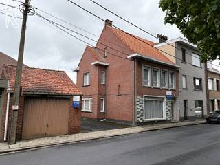 Bent u op zoek naar een woning, waar wonen en werken naadloos samengaan? Dan bent u hier aan het juiste adres. Welkom in deze karaktervolle woning met 4 slaapkamers, garage, ruim aterlier en aanzienlijke tuin, gelegen in het hart van Hulste!<br /><br />Bij het betreden van de woning komt u binnen in de ruime inkomhal, Aansluitend bevindt zich een eerste slaapkamer, die perfect kan dienen als bureau of hobbykamer. Verder komt u terecht in de ruime leefruimte met plaats voor zowel een salon als een eetplaats. Naast de eetplaats vindt u de lichtrijke keuken.<br /><br />Verder beschikt het gelijkvloers over een kelder en een badkamer met douche, toilet en wastafel.<br />Dankzij de aanwezigheid van een slaapkamer en badkamer op het gelijkvloers biedt deze woning de mogelijkheid tot gelijkvloers wonen.<br /><br />Op de verdieping bevinden zich drie volwaardige, lichtrijke slaapkamers.<br />Bovendien is er nog een zolder, ideaal als extra bergruimte.<br /><br />De absolute troef van deze eigendom is het ruime atelier in combinatie met het stuk grond van maar liefst 430 m². Deze unieke combinatie biedt tal van mogelijkheden.<br /><br />Tot slot beschikt de woning over een ruime garage met plaats voor één wagen en extra bergruimte.<br /><br />Deze eigendom biedt een uitstekende basis om volledig naar eigen smaak en wensen vorm te geven, terwijl u geniet van uitzonderlijke ruimte en mogelijkheden op een centrale ligging in Hulste.<br /><br />Troeven:<br />+ Atelier en aanzienlijk stuk grond in centrum Hulste<br />+ 4 slaapkamers<br />+ Gelijkvloers wonen<br />+ Garage