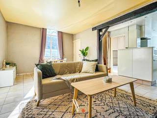 Deze unieke hoekwoning kan mits opfriswerk omgetoverd worden tot een leuke woonst of ideale opbrengsteigendom. Indien nodig kunnen er 2...