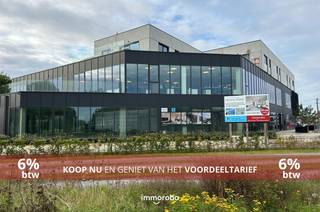 'Hèlen Park' is een nagelnieuw project met standing en uitstraling, gelegen op een belangrijke invalsweg te Waregem. LAATSTE APPARTEMENT IN HET HOOFDGEBOUW!!! <br /><br />Volledig afgewerkt en bewoonbaar hoekappartement (penthouse) op de bovenverdieping.<br />* 2-slaapkamerappartement van 116m² met terras van 25m² (prachtig uitzicht over de velden).<br />* leefruimte (parketvloer) met een prachtige open keuken voorzien van alle toestellen<br />* badkamer voorzien van dubbele wastafel, inloopdouche en ligbad<br />* ruime berging/wasplaats en een afzonderlijk gastentoilet<br />* volledig afgewerkt en direct beschikbaar<br />* zeer energiezuinig appartement (A-label) en verwarmd met warmtepomp in combinatie met vloerverwarming, zeer energie zuinig. <br />*ventilatie type D<br />* bij aankoop van een appartement mogelijkheid tot aankoop van een ondergrondse autostaanplaats (parkeerkelder) of extra berging.<br />* aankoop met 6% btw mogelijk<br /><br />Ideale ligging vlakbij station, centrum, ziekenhuis en supermarkten. Wandelaars komen ook aan hun trekken in de achterliggende velden en oude spoorwegberm.<br /><br />Maak nu uw afspraak via tom@immoroba.be voor meer info of bezoek!!