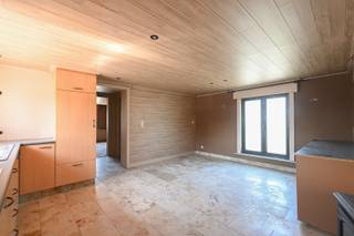 Deze woning bestaat uit twee delen elk met hun eigen indeling en karakter.Aan de linkerkant bevindt zich een woongedeelte met een keuken, badkamer,...