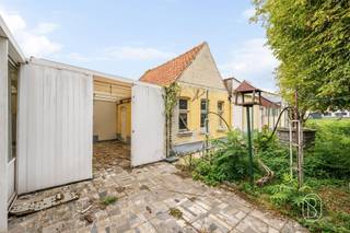 Dit te renoveren huis (type HOB) is perfect gelegen in een geliefde en zeer gewilde straat in Kain en biedt mooie woonruimtes en een enorm potentieel. BEGANE GROND: Een hal die toegang geeft tot een eerste multifunctionele ruimte, een grote leefruimte bestaande uit een woonkamer, een ingerichte keuken, een veranda, een kelder en een badkamer.1E VERDIEPING: Een overloop die toegang biedt tot drie grote slaapkamers, met de mogelijkheid om een vierde slaapkamer te creëren, met name dankzij een doorgangskamer.2E VERDIEPING: Een grote inrichtbare zolder die talrijke inrichtingsmogelijkheden biedt.BUITEN: Een mooie tuin met een ideale ligging, volledig omheind. Een woning vol potentieel, ideaal voor een renovatieproject..