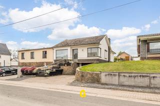 Langs de Bergstraat ter hoogte van nummer 21 bevindt zich deze te renoveren doch netjes onderhouden halfopen woning, op een mooi perceel van 5a...