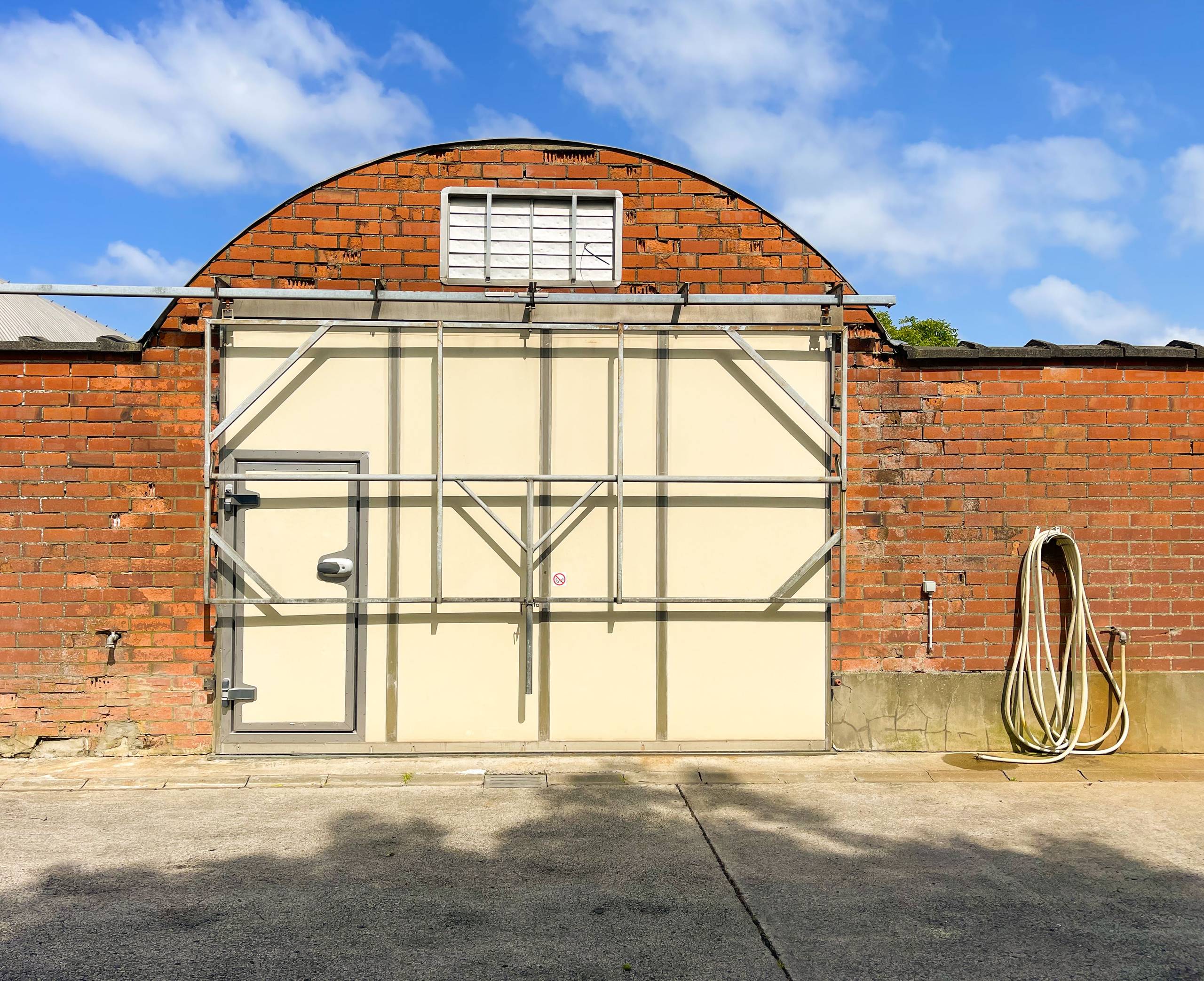 Ruime opslagruimtes van 110m² op gunstige locatie te Wingene - foto 2